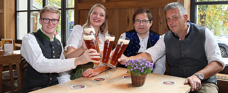 Luis Heiß mit seinem Meistersud 2020, einem Dunbklen Weißbier, zusammen mit Paulaner Ausbildungsleiterin Susanne Weber, Paulaner Ausbildungsleiter Peter Winter,  Paulaner Braumeister Uli Schindler (©Foto.: Martin Schmitz)